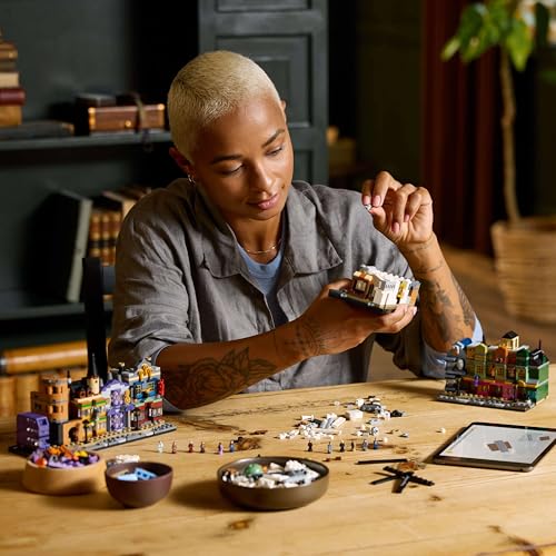 LEGO Harry Potter Winkelgasse 76444, Miniaturstraße zum Ausstellen mit 12 Mikrofiguren inkl. Harry, Draco & Hermine, Geschenk für Erwachsene