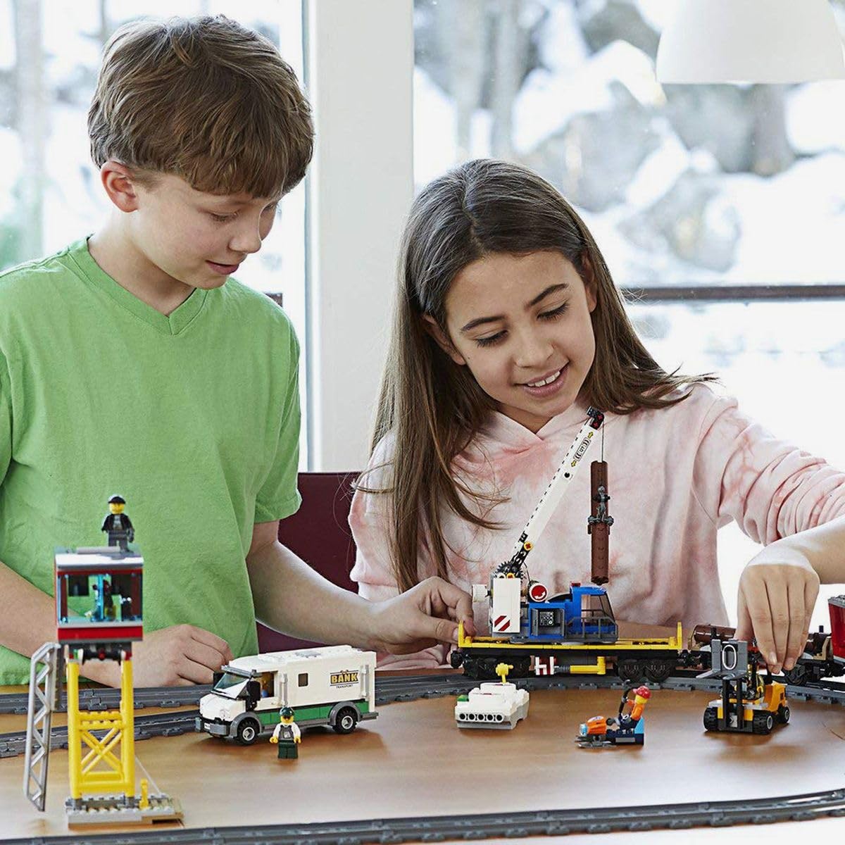 LEGO City Güterzug 60198, Zug-Set mit Lok, Gabelstapler, 32 Gleisen, Signalen & 6 Minifiguren, Spielzeug ab 6 J