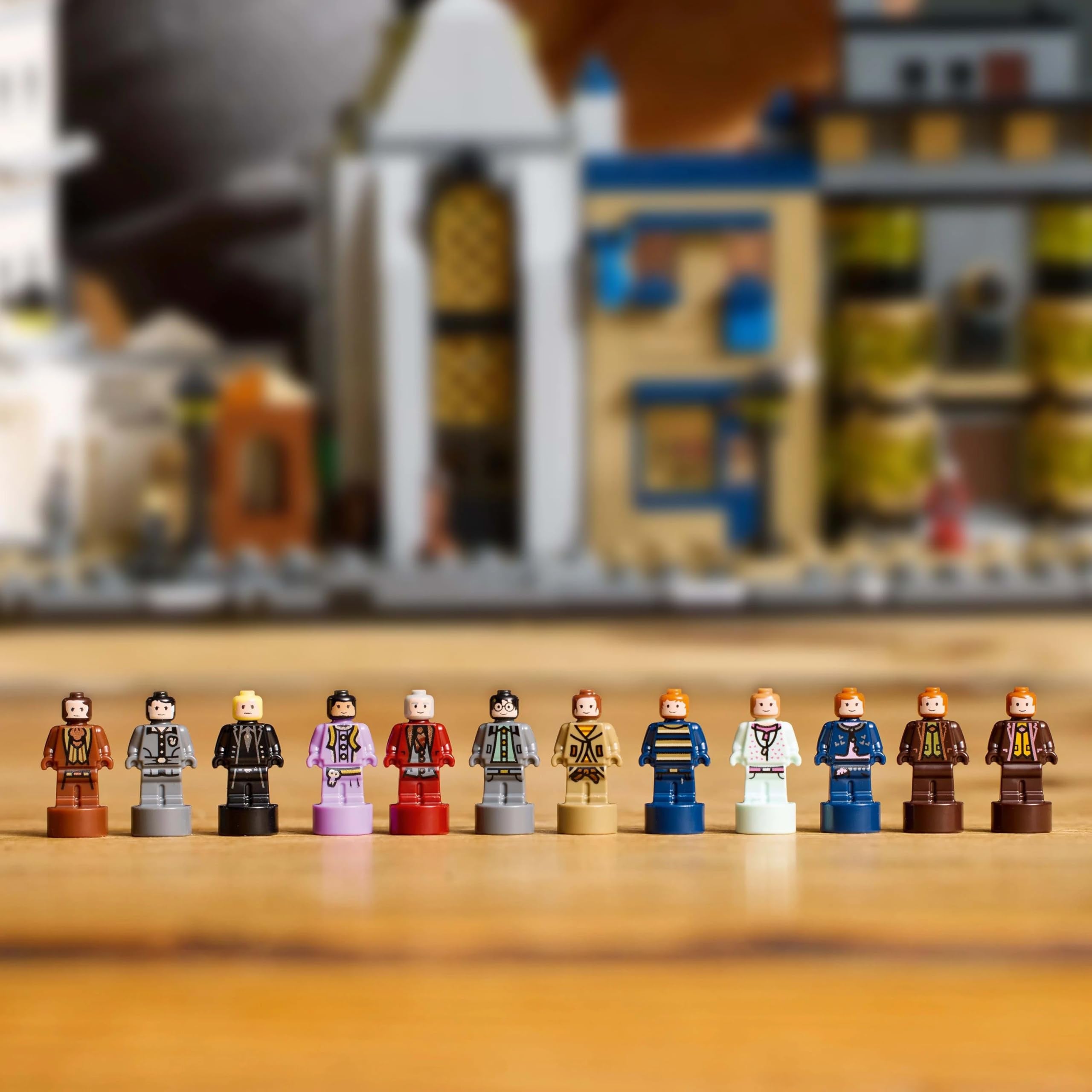 LEGO Harry Potter Winkelgasse 76444, Miniaturstraße zum Ausstellen mit 12 Mikrofiguren inkl. Harry, Draco & Hermine, Geschenk für Erwachsene