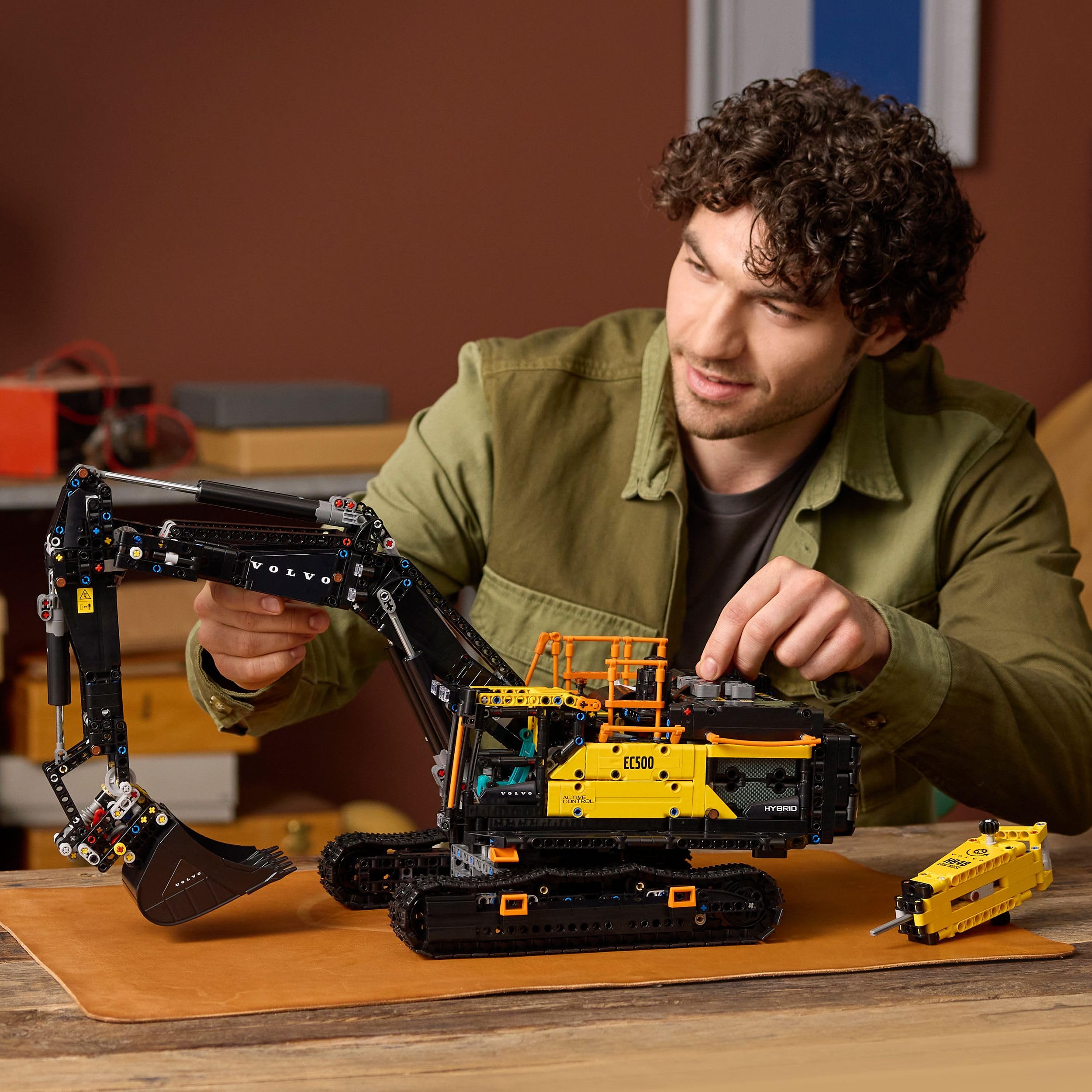 LEGO Technic Volvo EC500 Hybrid-Bagger 42215, Modell mit Motor, beweglichem Ausleger, Kettenantrieb & Wechselwerkzeugen, Bauset für Erwachsene